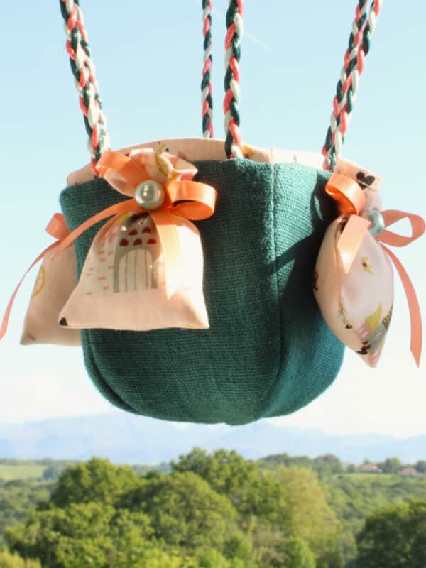Panier en tissu lin molletonné, muni de petits sacs "lest" pour une jolie montgolfière "déco". Atelier à Villefranque (64)