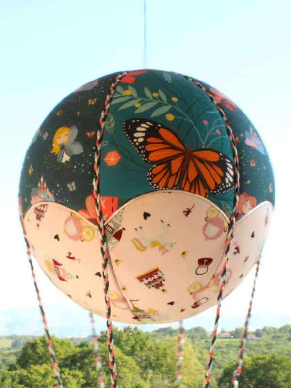 Tissus imprimés patchwork et petites fées pour une jolie montgolfière "déco". Atelier à Villefranque (64)