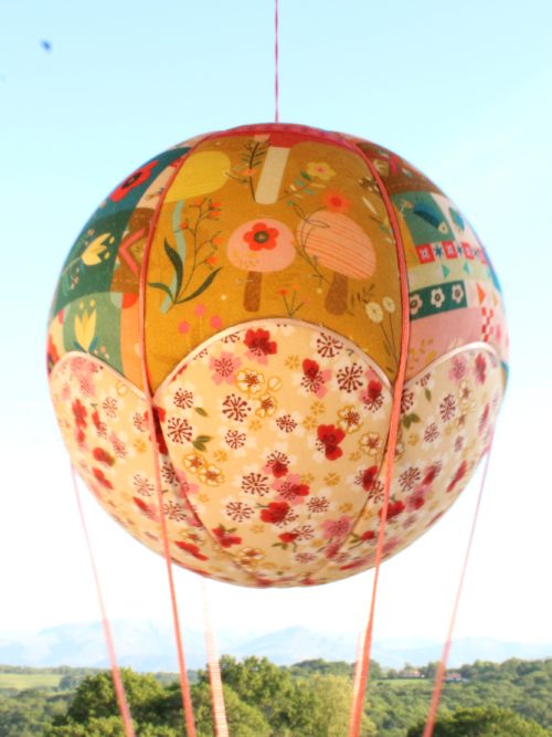 Tissus imprimés patchwork pour une jolie montgolfière "déco". Atelier à Villefranque (64)