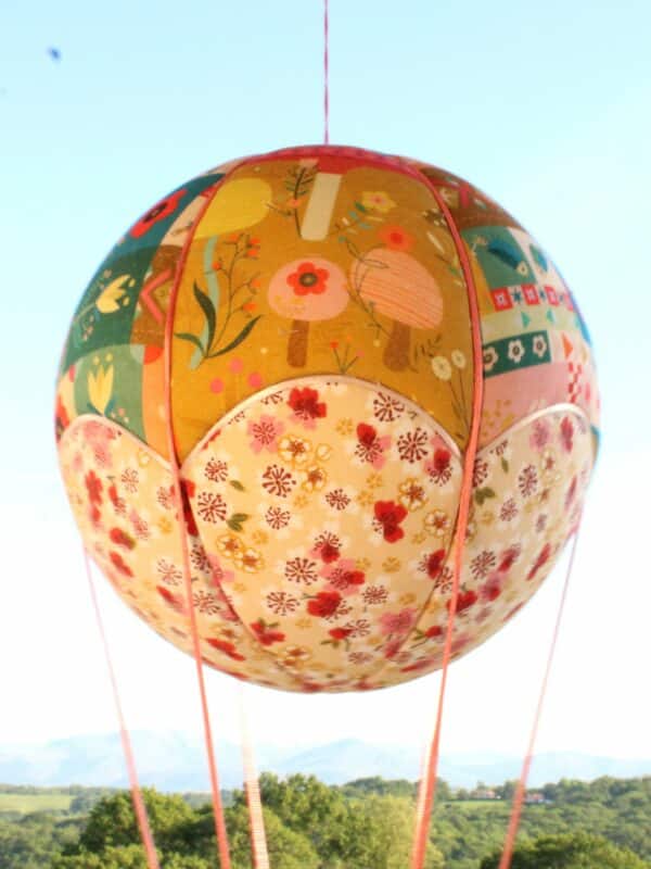 Tissus imprimés patchwork pour une jolie montgolfière "déco". Atelier à Villefranque (64)