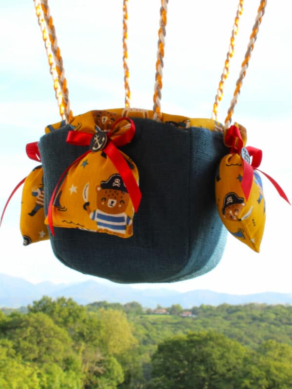 Panier en tissu lin muni de petits sacs "lest" pour une jolie montgolfière de décoration Atelier à Villefranque (64)