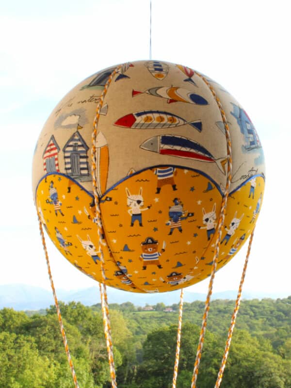 Tissus imprimés sardines ,cabanes de plage et pirates pour une jolie montgolfière de décoration. Atelier à Villefranque (64)