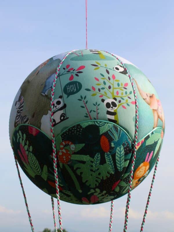 Tissus Pandas et animaux sur mappemonde pour une jolie montgolfière de décoration. Atelier à Villefranque (64)