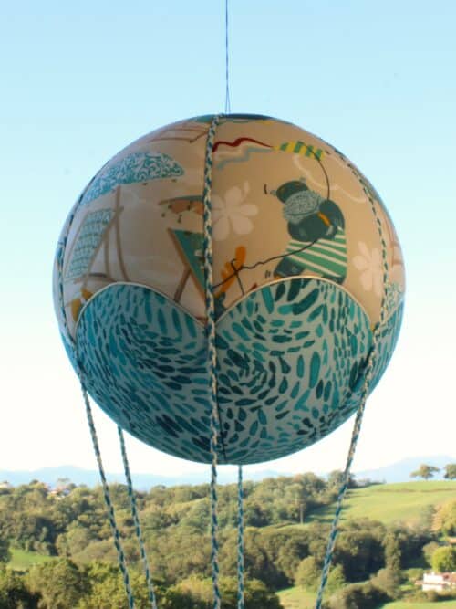 Tissus imprimés animaux et parasol de plage, pour une jolie montgolfière de décoration. Cadeau de naissance original. Atelier à Villefranque (64)