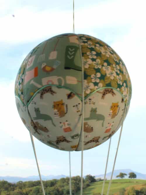 Tissus imprimés chats et jardin stylisés, pour une jolie montgolfière de décoration. Atelier à Villefranque (64)