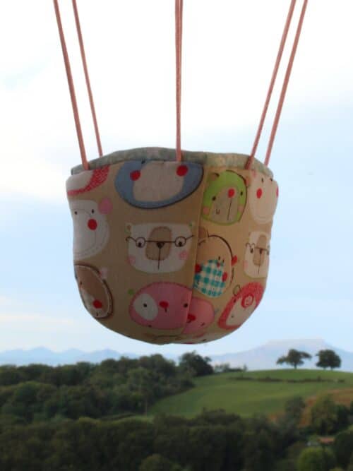 Panier en tissu imprimé oursons pour une jolie montgolfière de décoration.
