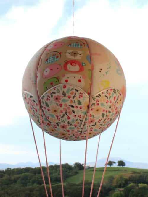Tissus imprimés oursons pour une jolie montgolfière de décoration. Atelier à Villefranque (64)