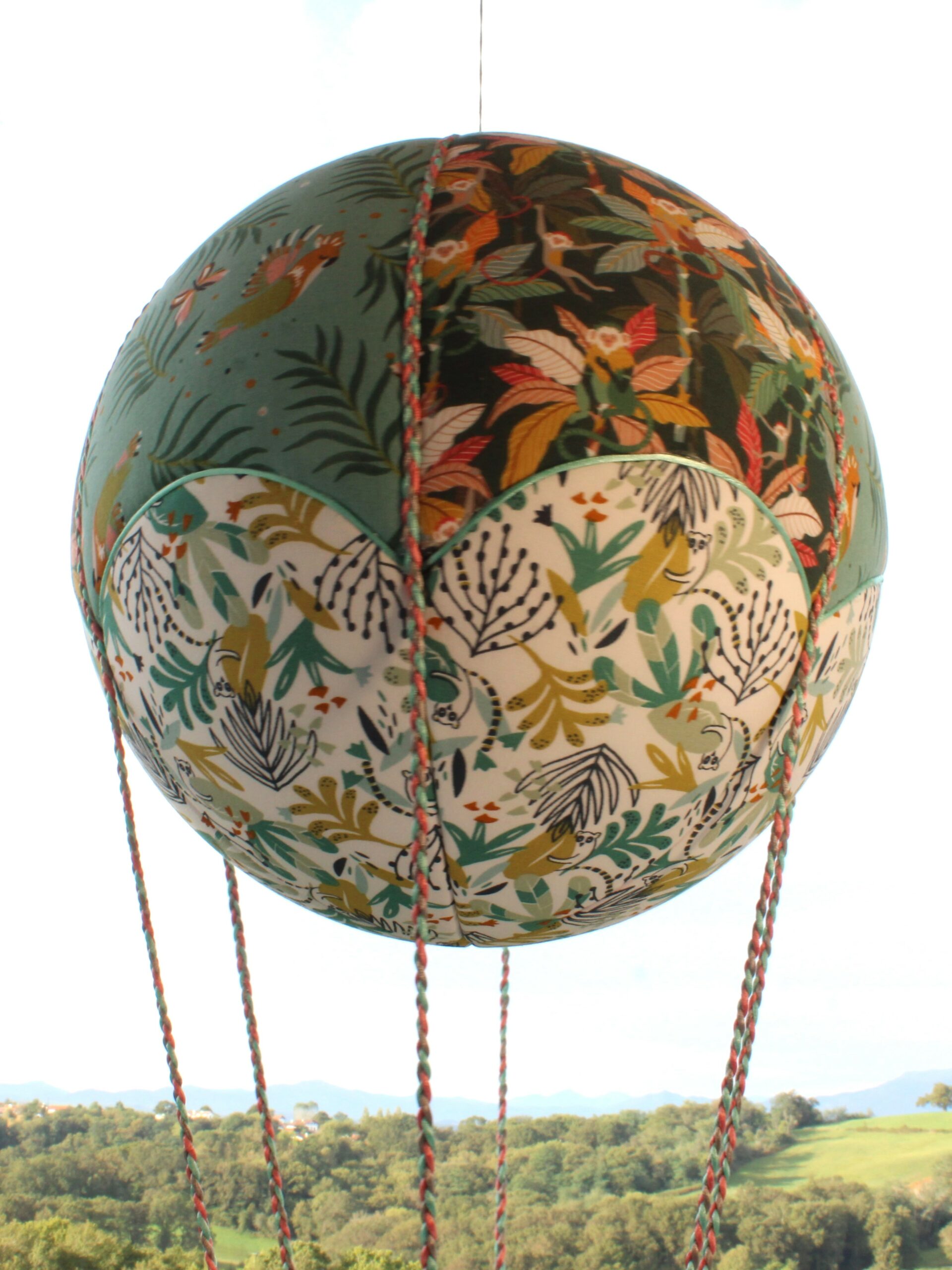 Tissus imprimés singes et oiseaux des iles, pour une jolie montgolfière de décoration. Atelier à Villefranque (64)