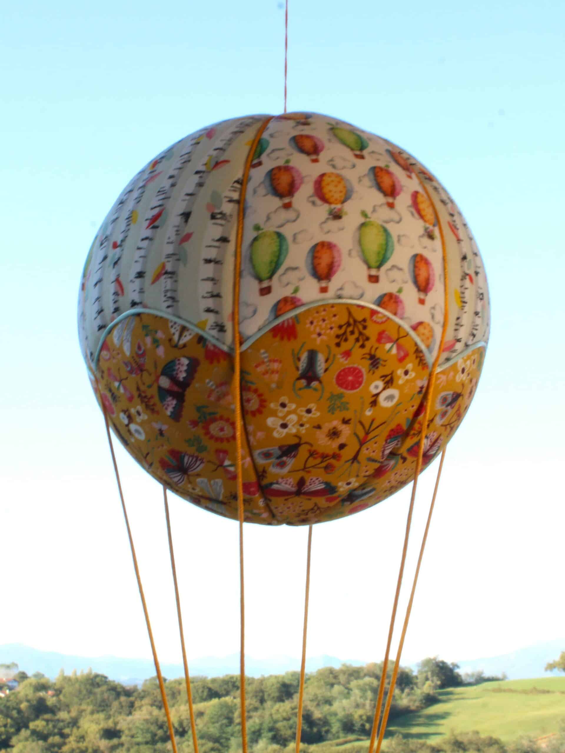 Tissus imprimés montgolfières et papillons pour une jolie montgolfière de décoration. idéale dans une chambre d'enfant. Atelier à Villefranque (64)