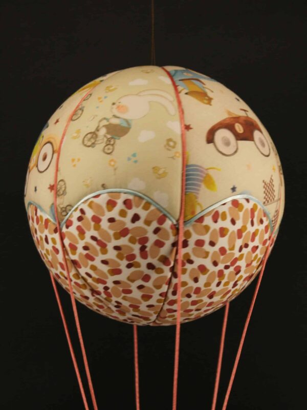 Tissus imprimés animaux à vélo, pour une jolie montgolfière de décoration. Atelier à Villefranque (64)