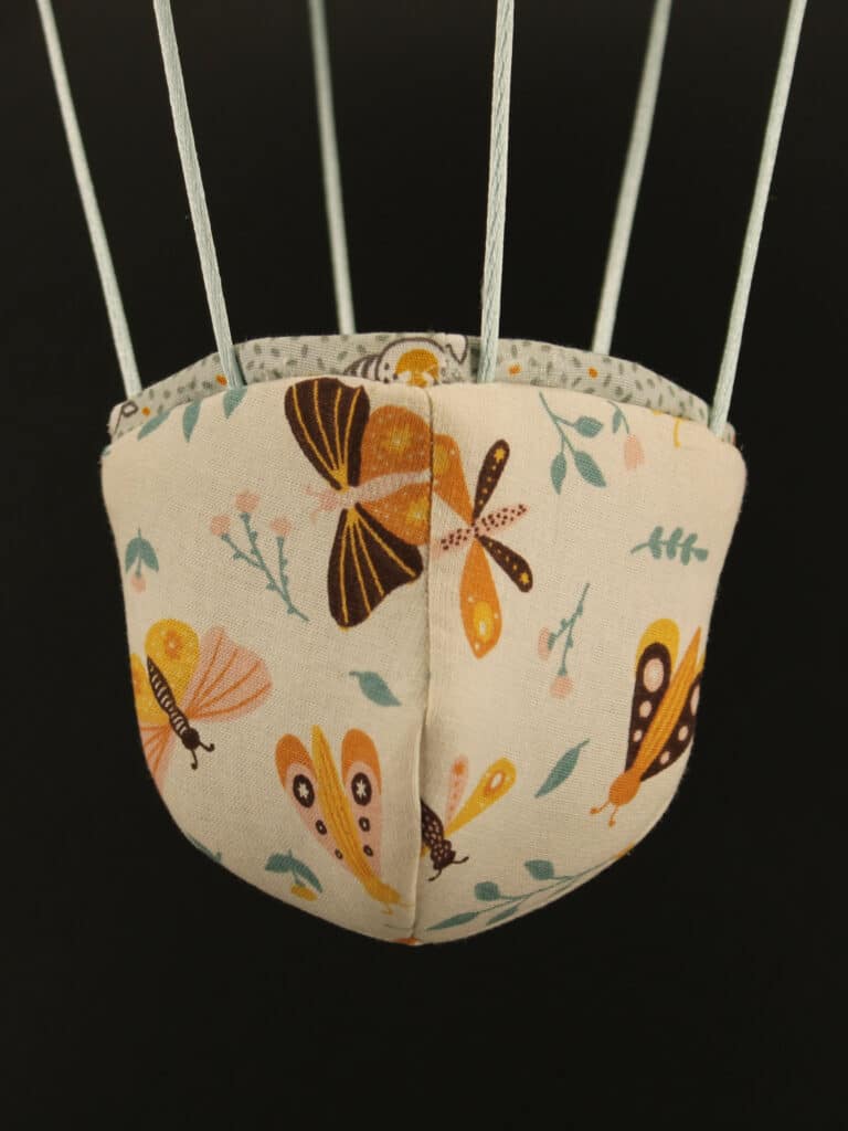 Panier en tissu imprimé papillons, pour une jolie montgolfière de décoration.