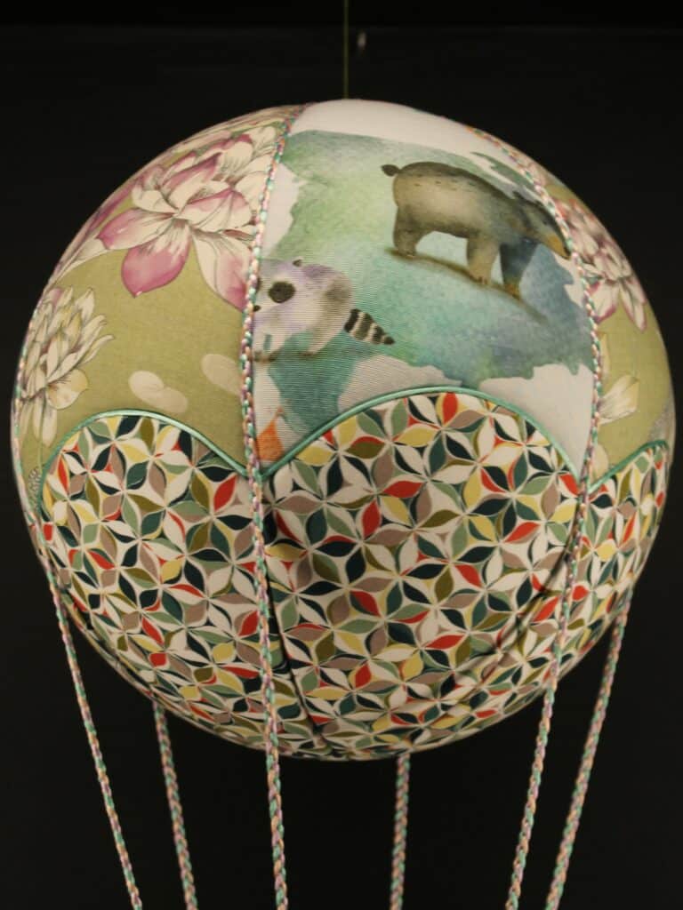 Tissus imprimés animaux du monde, pour une jolie montgolfière de décoration. Atelier à Villefranque (64)