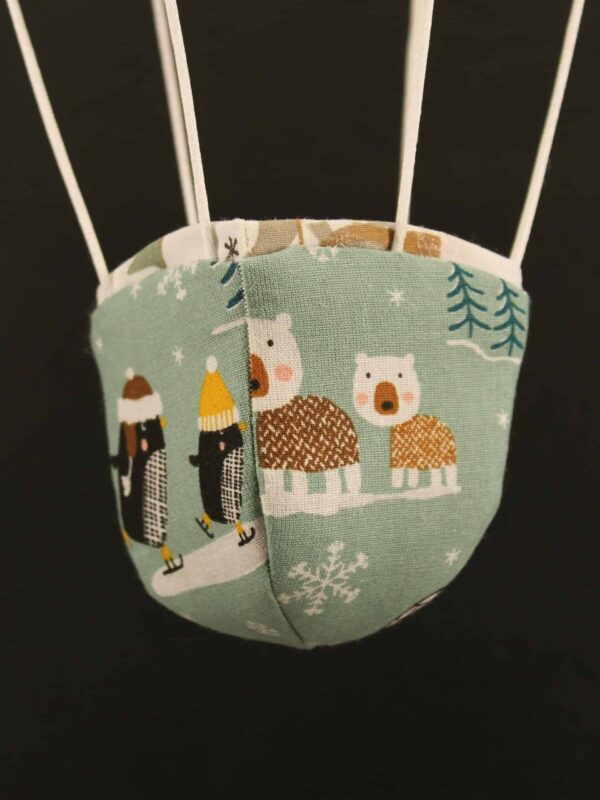Panier en tissu imprimé ours et pingouins, pour une jolie montgolfière de décoration.