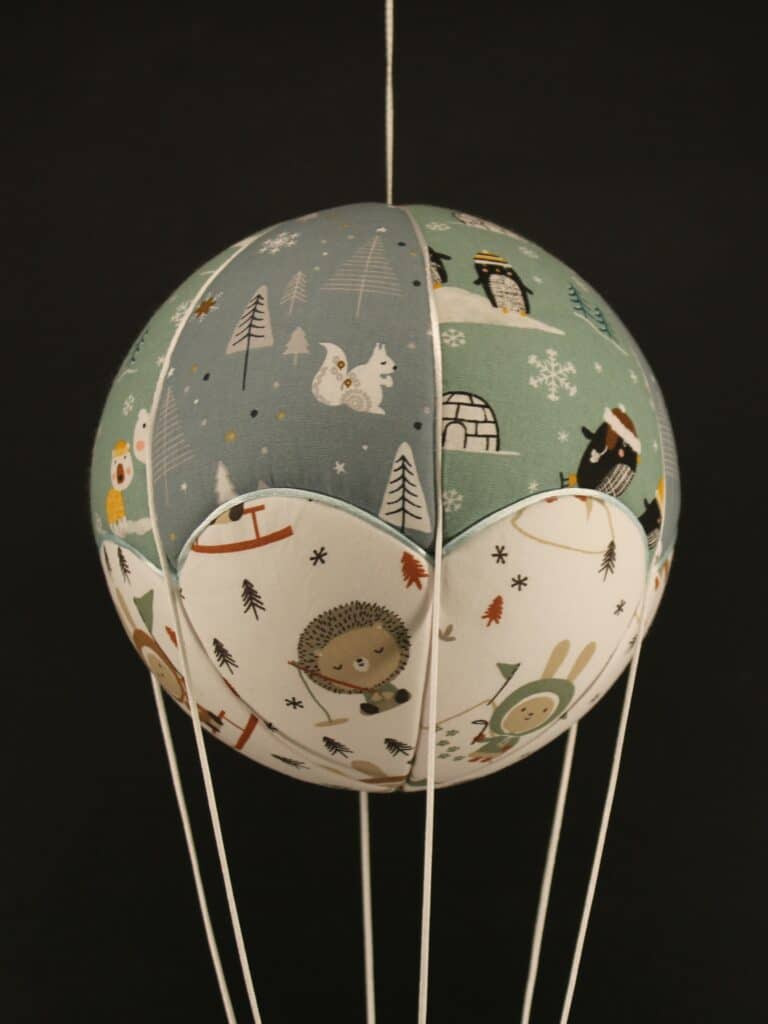 Tissus imprimés sur le thème de la neige, pour une jolie montgolfière de décoration. Atelier à Villefranque (64)
