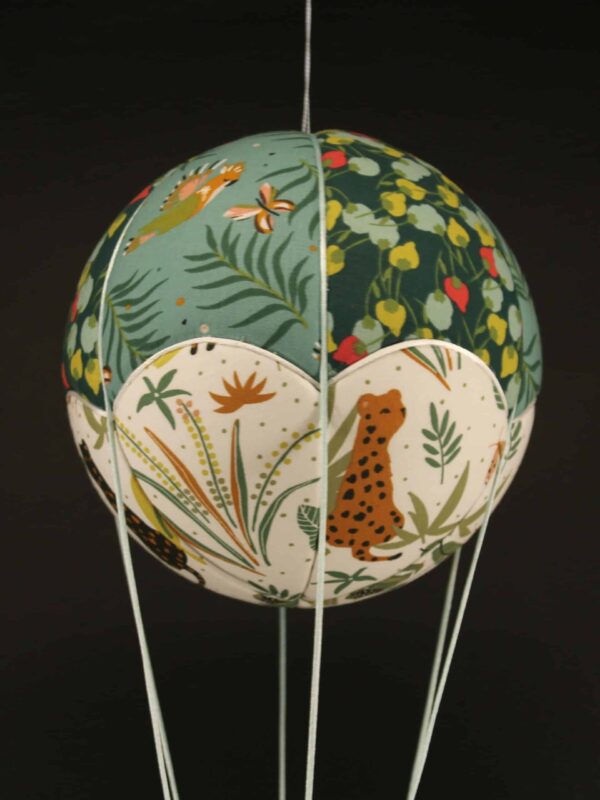 Tissus imprimés animaux de la jungle, pour une jolie montgolfière de décoration. Atelier à Villefranque (64)