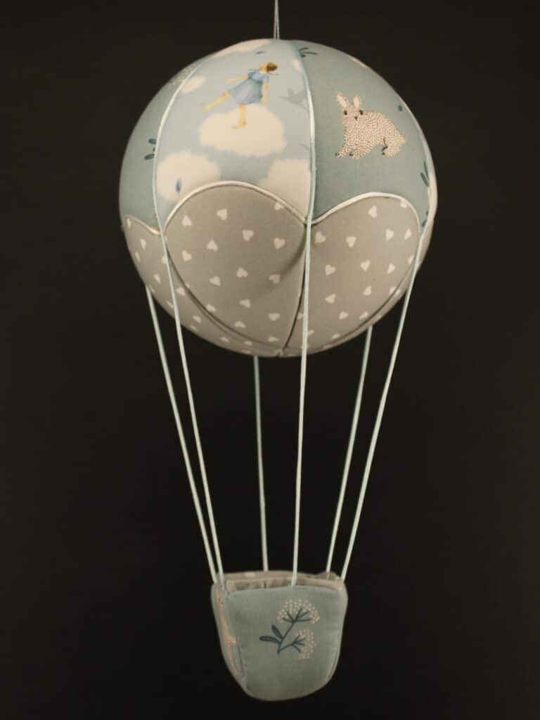 Montgolfière en tissus imprimés enfants sur les nuages. Cadeau de naissance idéal. Travail d'incrustation sur une boule de polystyrène. Atelier à Villefranque (64)