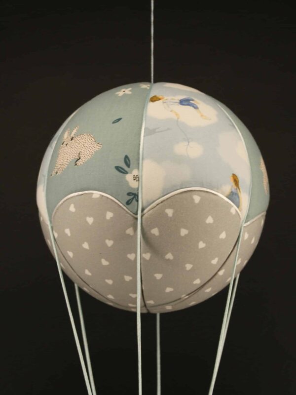 Tissus imprimés enfants sur les nuages, pour une jolie montgolfière de décoration. Atelier à Villefranque (64)