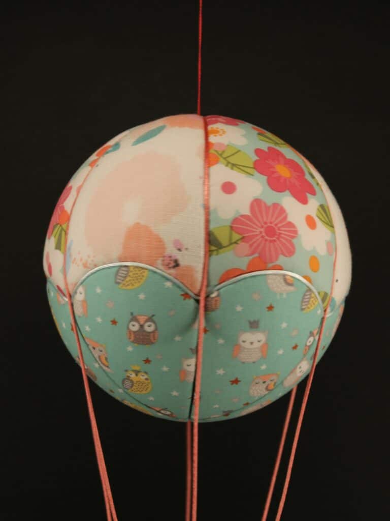 Tissus imprimés fleurs et chouettes, pour une jolie montgolfière de décoration. Atelier à Villefranque (64)