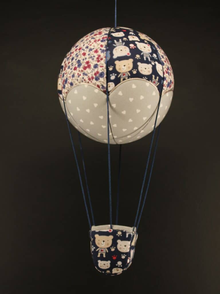 Montgolfière en tissus imprimés fleurs et oursons. Cadeau de naissance idéal. Travail d'incrustation sur une boule de polystyrène. Atelier à Villefranque (64)
