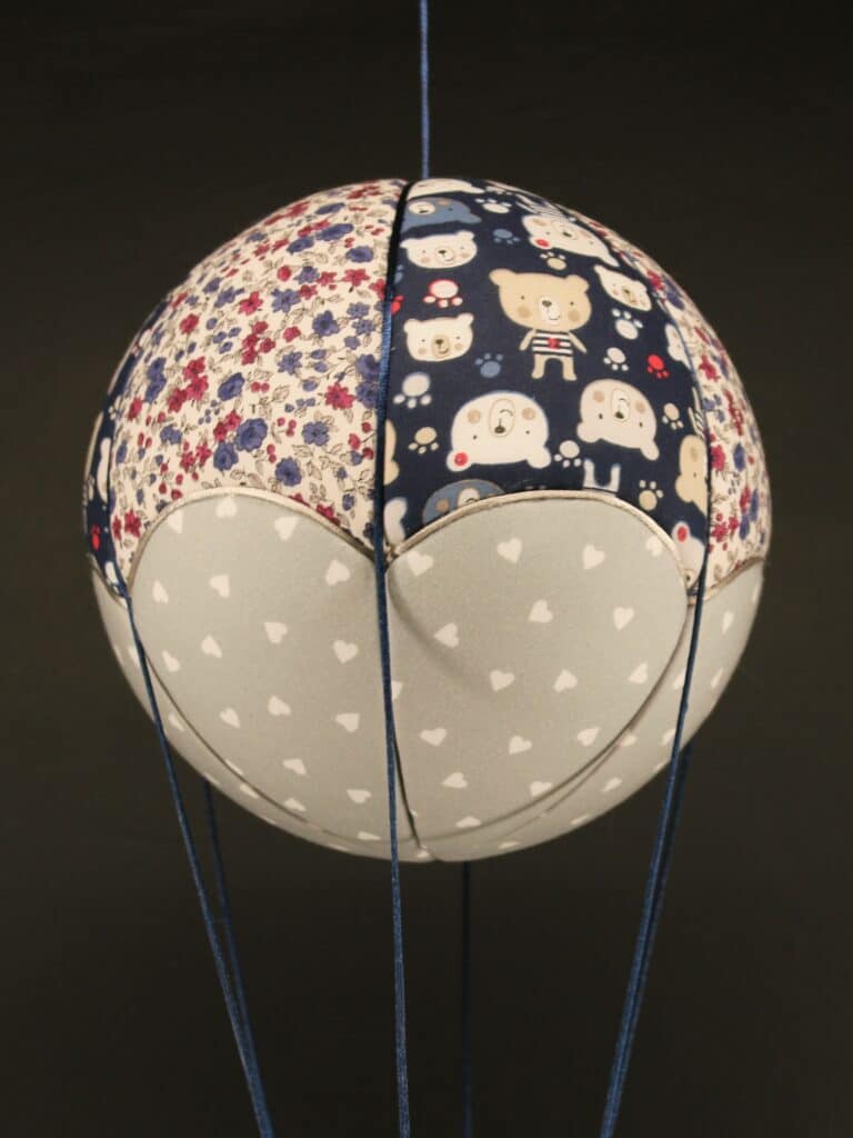 Tissus imprimés fleurs et oursons, pour une jolie montgolfière de décoration. Atelier à Villefranque (64)