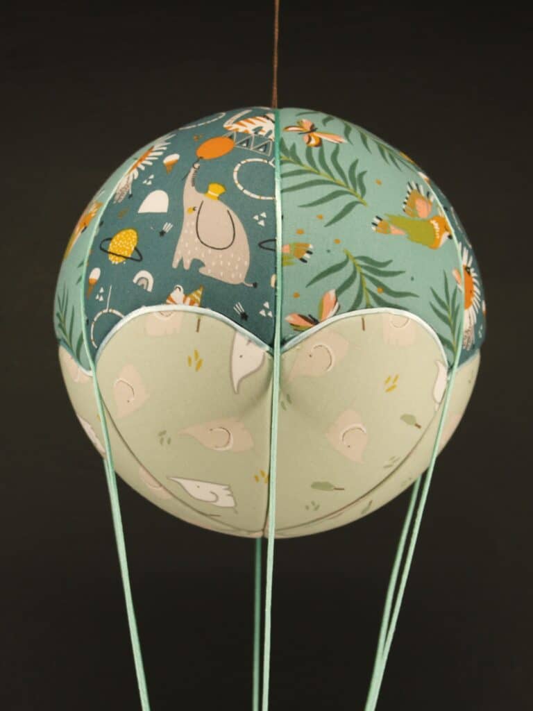 Tissus imprimés animaux et oiseaux, pour une jolie montgolfière de décoration. Atelier à Villefranque (64)