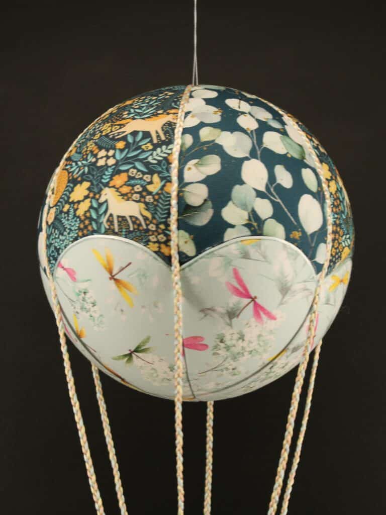 Tissus imprimés licornes et libellules, pour une jolie montgolfière de décoration. Atelier à Villefranque (64)