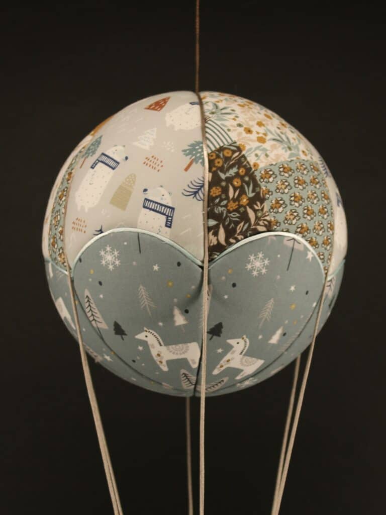 Tissus imprimés patchwork et ours polaires, pour une jolie montgolfière de décoration. Atelier à Villefranque (64)