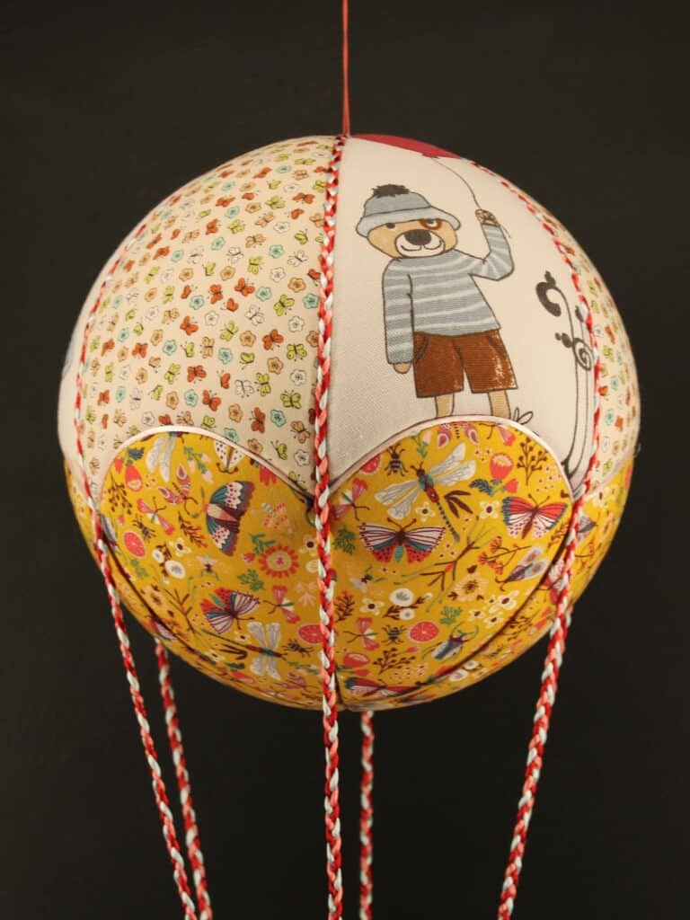 Tissus imprimés Famille Ours et papillons, pour une jolie montgolfière de décoration. Atelier à Villefranque (64)