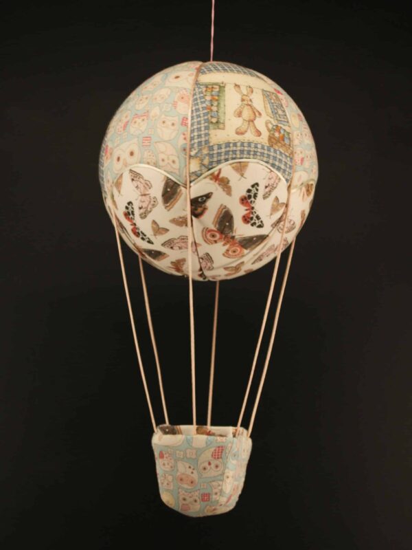 Montgolfière de décoration Patchwork et chouettes, pour un cadeau de naissance idéal. Travail d'incrustation de tissus sur une boule de polystyrène. Atelier à Villefranque (Pyrénées Atlantiques 64)
