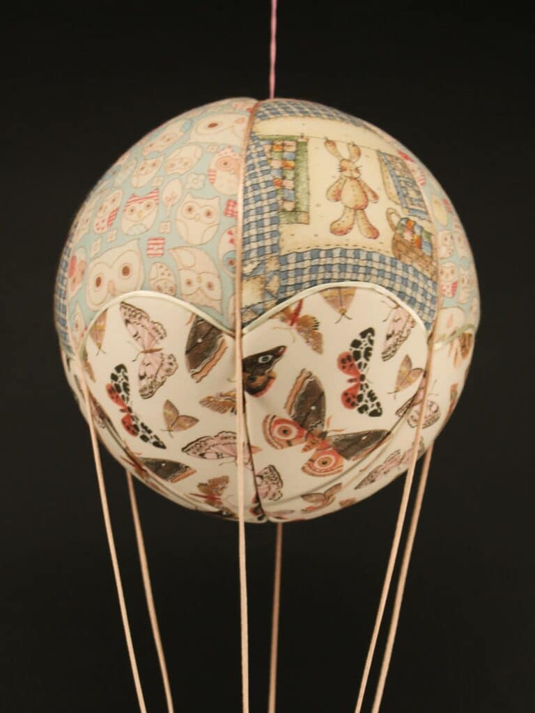 Tissus imprimés patchwork et chouettes, pour une jolie montgolfière de décoration. Atelier à Villefranque (64)