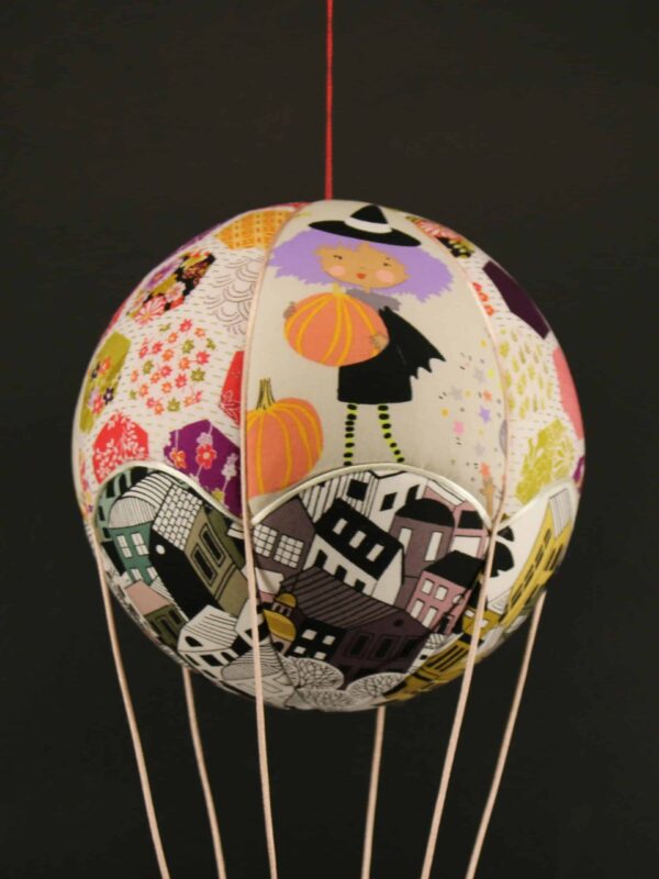 Tissus imprimés petites sorcières, pour une jolie montgolfière de décoration. Atelier à Villefranque (64)