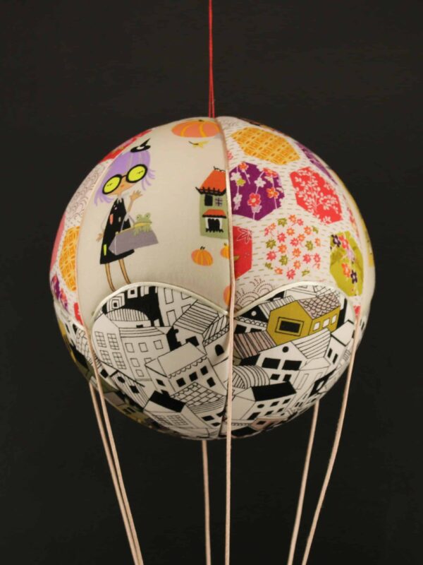 Tissus imprimés petites sorcières, pour une jolie montgolfière de décoration. Atelier à Villefranque (64)