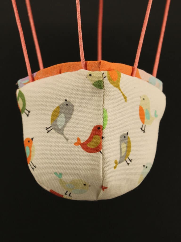 Panier en tissu imprimé oiseaux, pour une jolie montgolfière de décoration.
