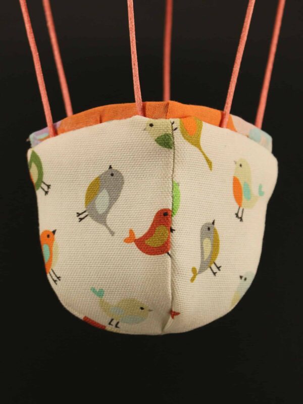 Panier en tissu imprimé oiseaux, pour une jolie montgolfière de décoration.