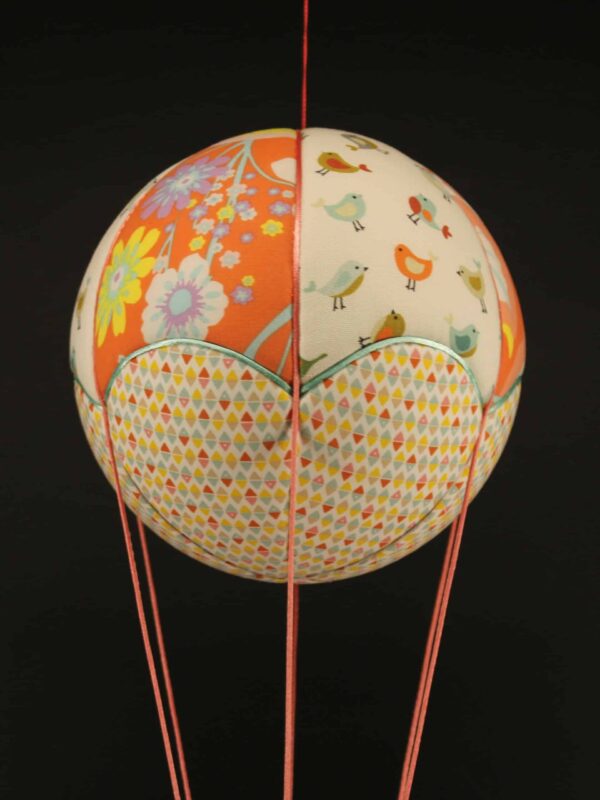 Tissus imprimés fleurs et oiseaux, pour une jolie montgolfière de décoration. Atelier à Villefranque (64)