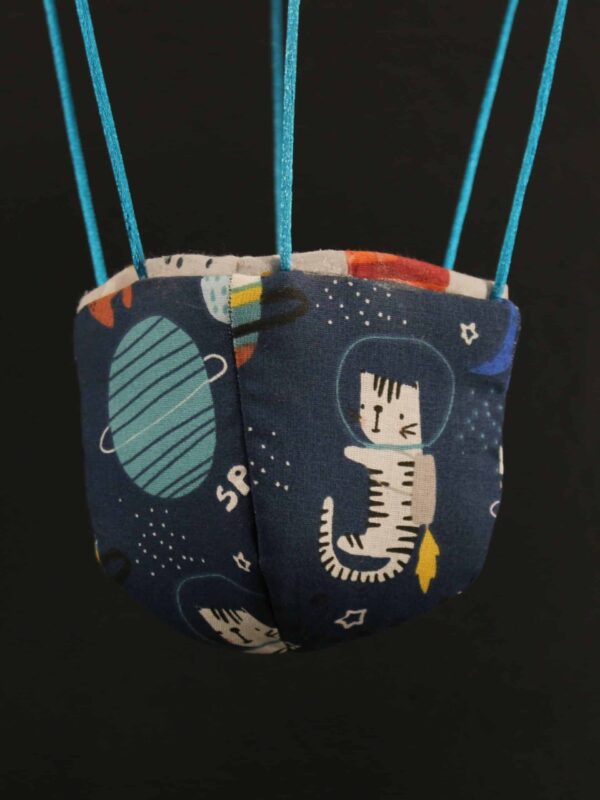 Panier en tissu imprimé chats cosmonaute, pour une jolie montgolfière de décoration.
