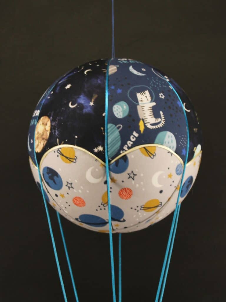 Tissus imprimés espace, pour une jolie montgolfière de décoration. Atelier à Villefranque (64)