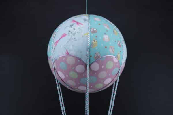 Tissus imprimés chouettes et libellules, pour une jolie montgolfière de décoration. Atelier à Villefranque (64)