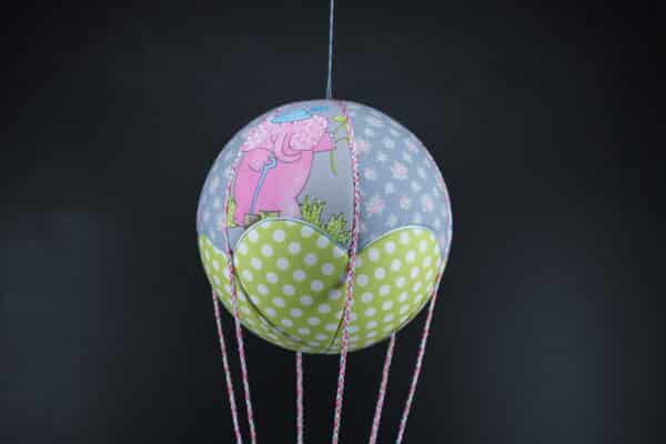 Tissus imprimés éléphants et fleurs, pour une jolie montgolfière de décoration. Atelier à Villefranque (64)