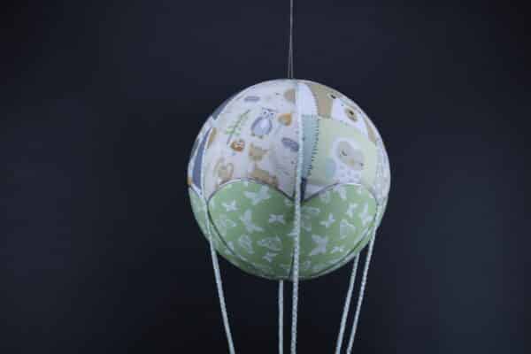 Tissus imprimés animaux et patchwork, pour une jolie montgolfière de décoration. Atelier à Villefranque (64)