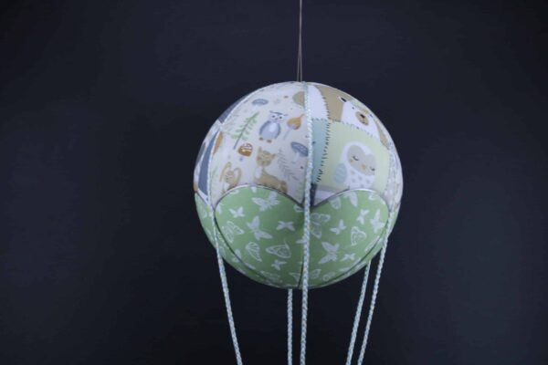 Tissus imprimés animaux et patchwork, pour une jolie montgolfière de décoration. Atelier à Villefranque (64)