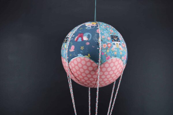 Tissus imprimés personnages fantastiques, pour une jolie montgolfière de décoration. Atelier à Villefranque (64)