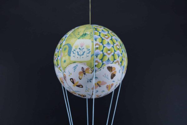 Tissus imprimés théière et papillons, pour une jolie montgolfière de décoration. Atelier à Villefranque (64)