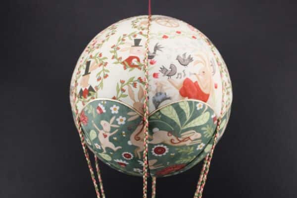 Tissus imprimés lapins stylisés , pour une jolie montgolfière de décoration. Atelier à Villefranque (64)