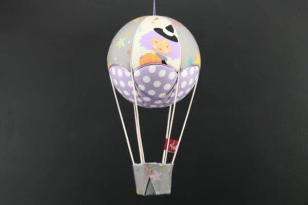 Montgolfière en tissus imprimés petites sorcières. Cadeau de naissance idéal. Travail d'incrustation sur une boule de polystyrène. Atelier à Villefranque (64)