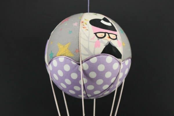 Tissus imprimés petites sorcières, pour une jolie montgolfière de décoration. Atelier à Villefranque (64)