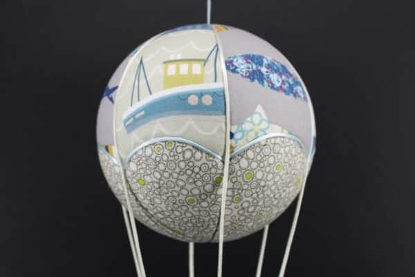Tissus imprimés bateau de pêche, pour une jolie montgolfière de décoration. Atelier à Villefranque (64)