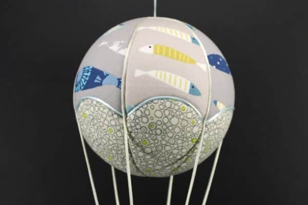 Tissus imprimés poissons, pour une jolie montgolfière de décoration. Atelier à Villefranque (64)