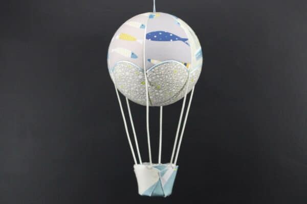 Montgolfière en tissus imprimés poissons et bateau de pêche. Cadeau de naissance idéal. Travail d'incrustation sur une boule de polystyrène. Atelier à Villefranque (64)