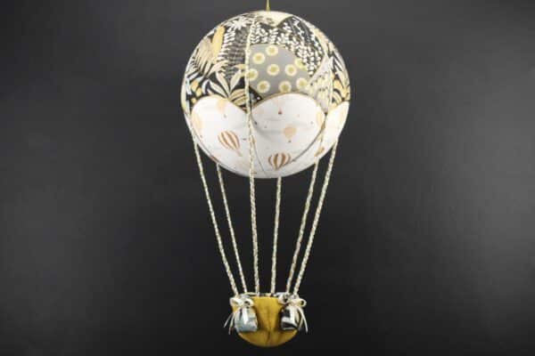 Montgolfière de décoration en tissus imprimés montgolfières. Travail d'incrustation sur une boule de polystyrène. Cadeau original pour petits et grands. Atelier à Villefranque (64)